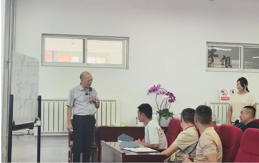 Li Yongcai answering questions from students in the Advanced Lamination Operator Program