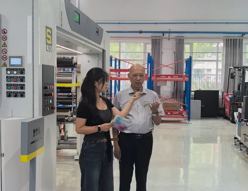 Li Yongcai during an interview with Linyi Vocational University of Science and Technology